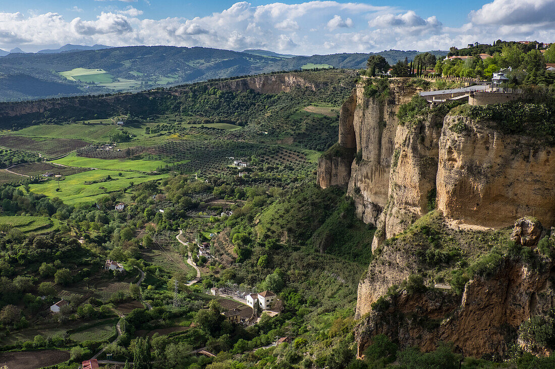 Spanien, Andalusien. Blick über die Ronda-Senke, ein abfallendes Plateau unterhalb der steilen Kalksteinfelsen der Bergstadt Ronda.