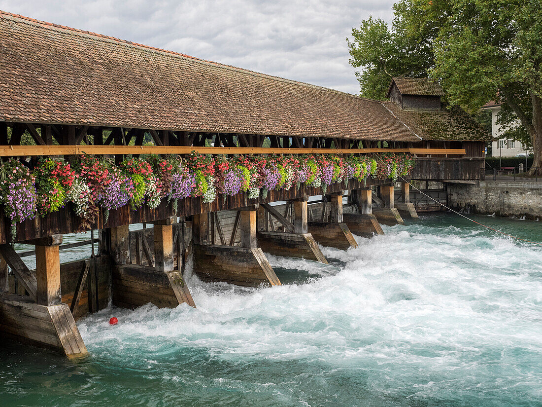 Switzerland, Bern Canton, Thun, Old Town, Obere Schleuse bridge on the Aare River