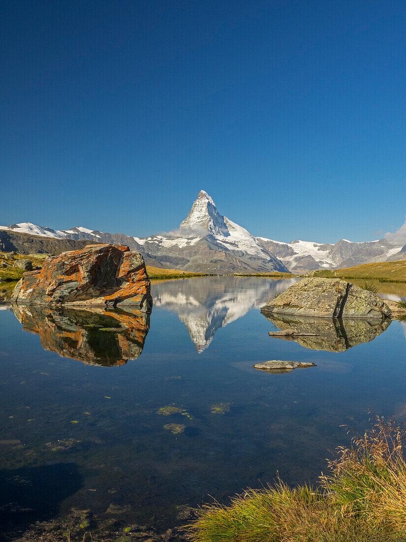 Schweiz, Zermatt, Matterhorn spiegelt sich im Stellisee