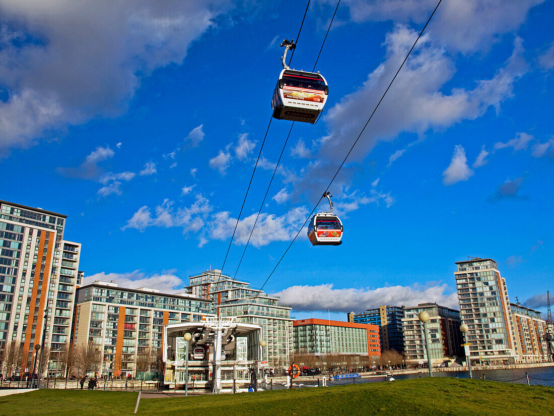 Europa, Vereinigtes Königreich, England, London, Royal Victoria Dock. Die Emirates Airline, eine Seilbahnverbindung über die Themse.