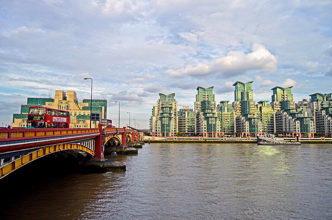 Europa, Vereinigtes Königreich, England, London Borough of Lambeth, Vauxhall. St. George Wharf am Flussufer mit Blick auf die Vauxhall Bridge.