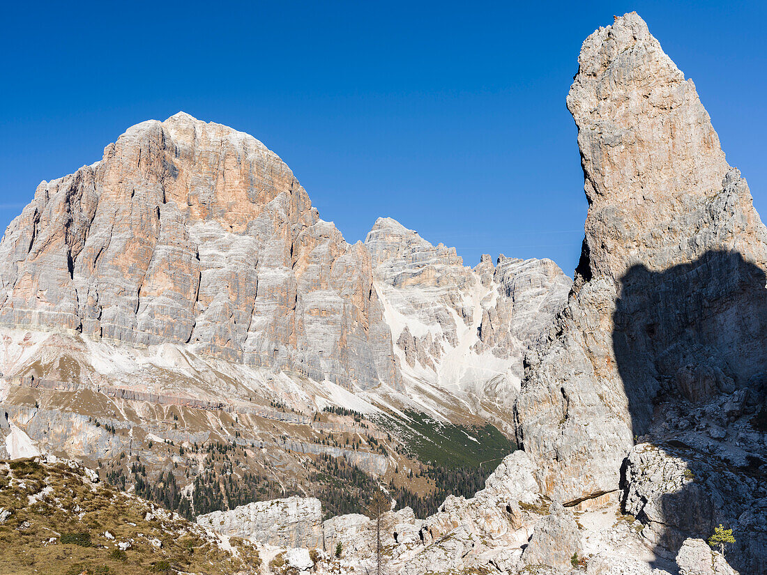 Die Gipfel des Monte Tofane und der Cinque Torri (im Vordergrund) in den Dolomiten von Cortina d'Ampezzo. Die Dolomiten gehören zum UNESCO-Welterbe. (Großformatige Bilder verfügbar)