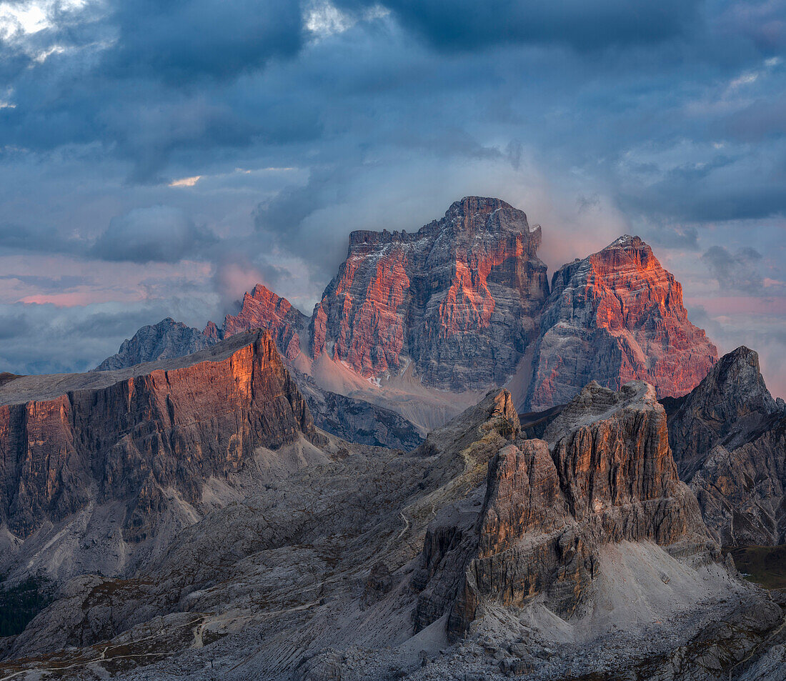 Die Dolomiten in Venetien. Monte Pelmo, Averau, Nuvolau und Ra Gusela im Hintergrund. Die Dolomiten gehören zum UNESCO-Weltnaturerbe. Mitteleuropa, Italien