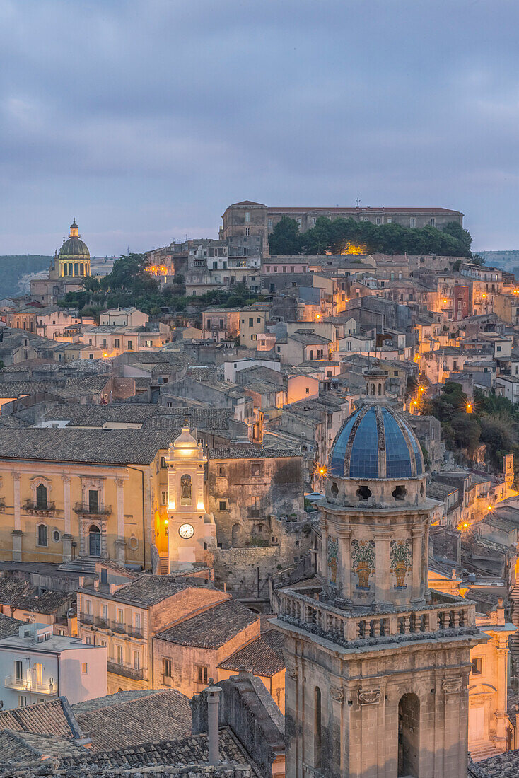 Italien, Sizilien, Ragusa, Blick auf Ragusa Ibla in der Abenddämmerung