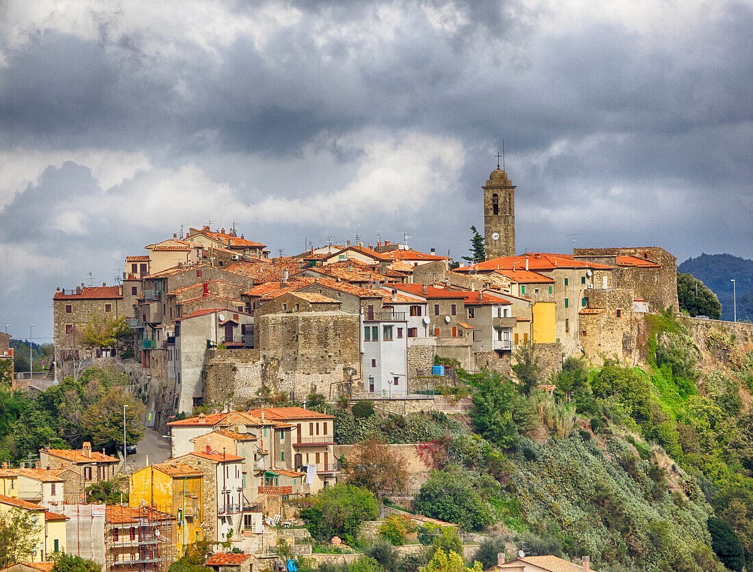 Italien, Toskana, Montegiovi, Das mittelalterliche Hügelstädtchen Montegiovi im Val d'Orcia