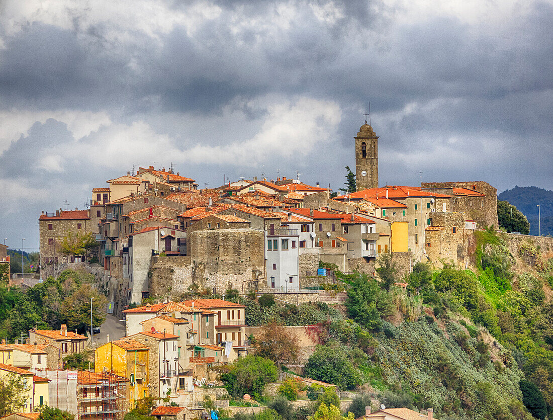 Italy, Tuscany, Montegiovi, The medieval hill town of Montegiovi in Val d'Orcia