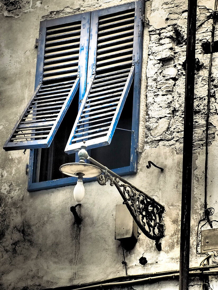 Italien, Pisa. Doppelfenster und Lampe auf altem Gebäude