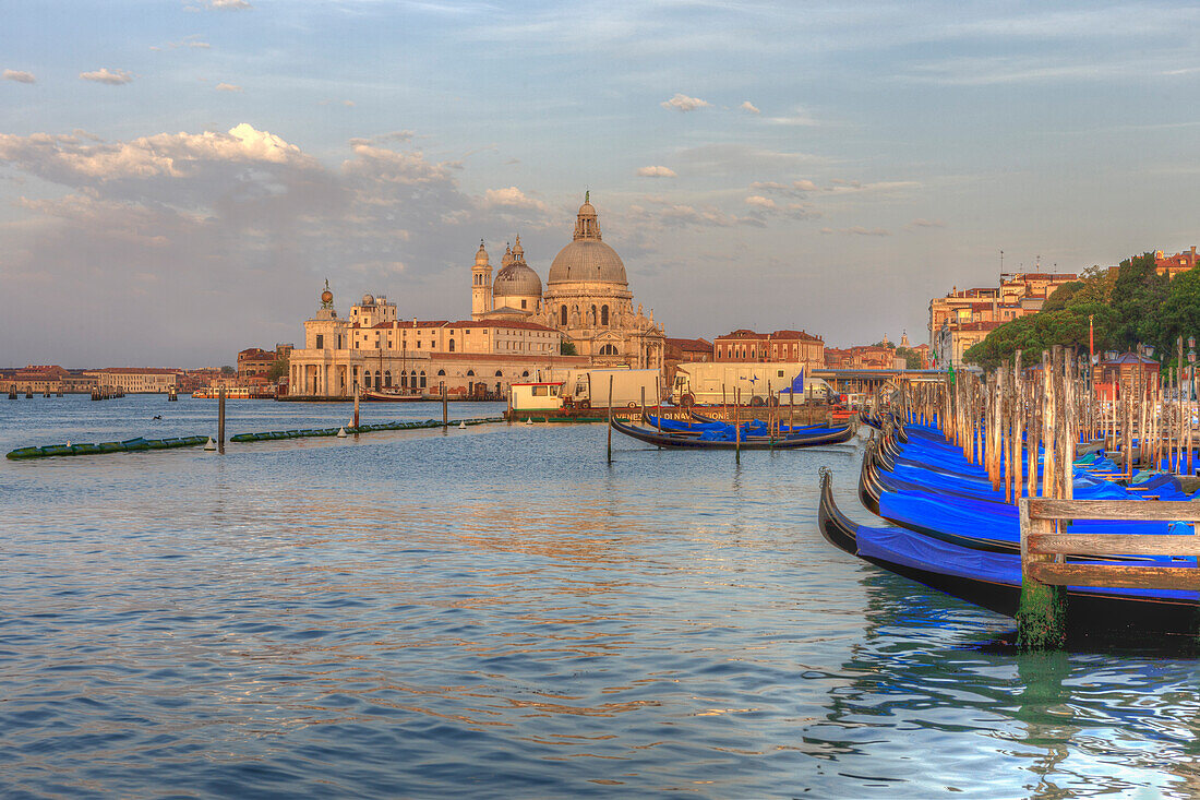 Gondelaufstellung vor der Kirche von San Giorgio Maggiore. Venedig. Italien.