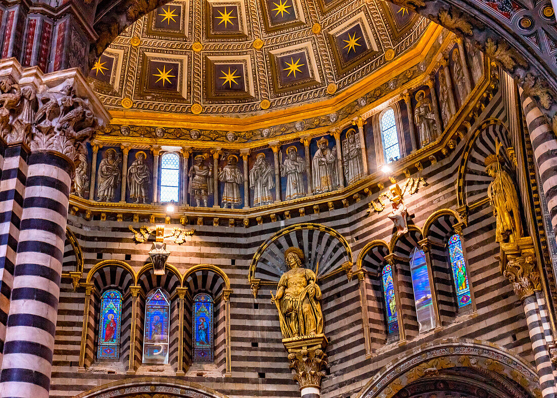 Goldene Kuppel, Siena, Italien. Die Kathedrale wurde zwischen 1215 und 1263 fertiggestellt.
