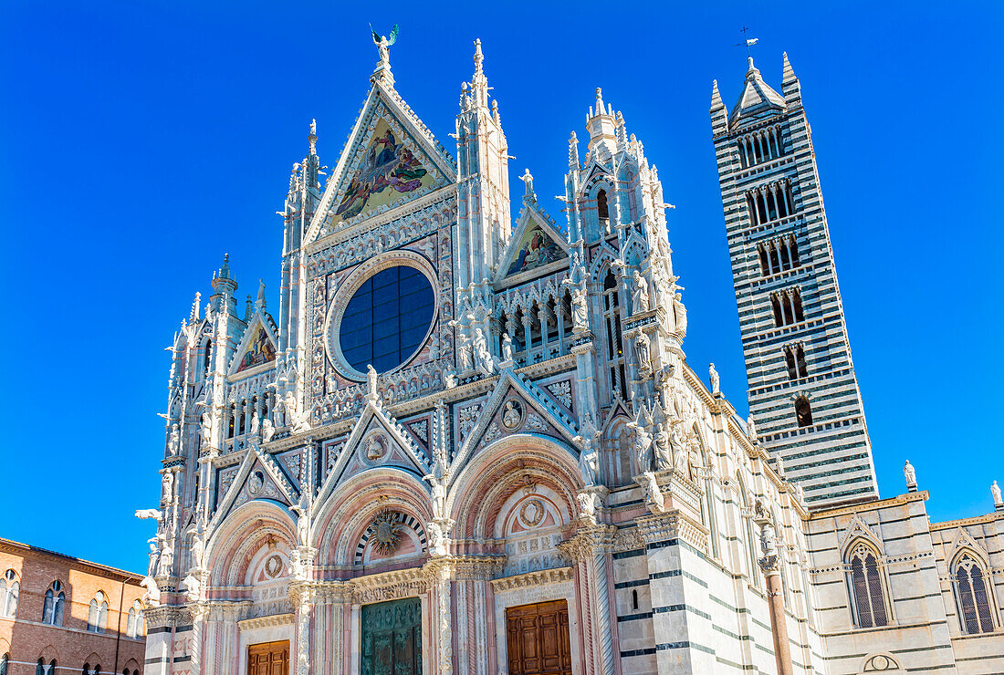 Fassade des Doms mit Türmen und Mosaiken, Siena, Italien. Die Kathedrale wurde zwischen 1215 und 1263 fertiggestellt.