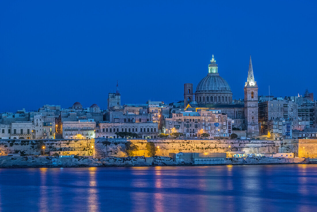 Malta, Valletta, Historische Skyline in der Abenddämmerung