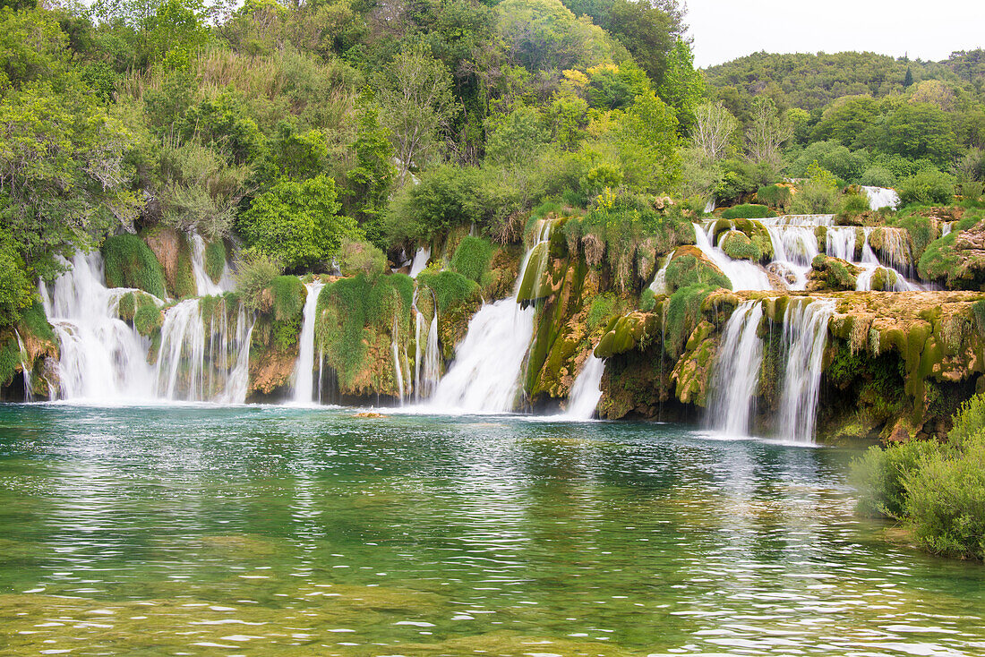 Europa, Kroatien. Badegebiet Skradinski buk im Krka-Nationalpark
