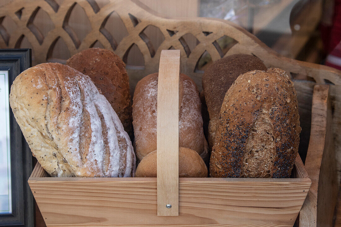 Ein Korb mit Brot wurde auf einer Bank vor einer Bäckerei in Glastonbury, England, gefunden.