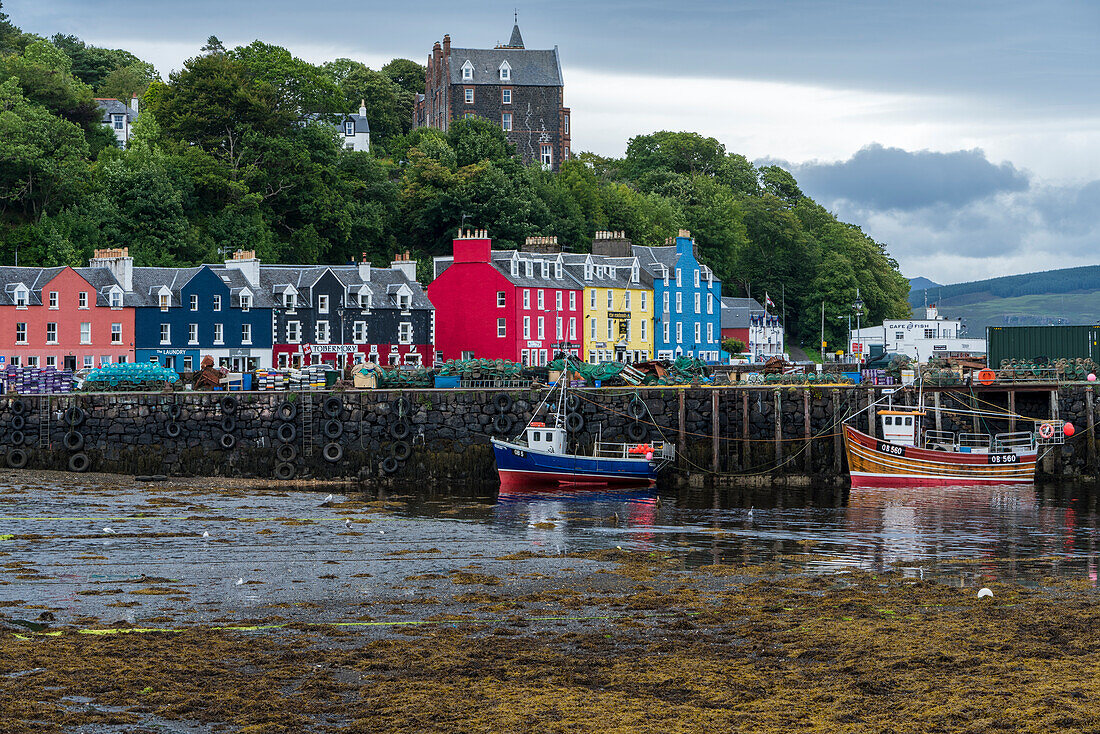 Die farbenfrohen Geschäfte am Hafen von Tobermory, Isle of Mull, Schottland.