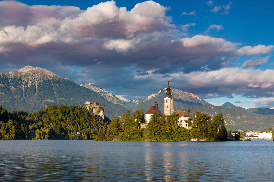 Nachmittagssonne über der Mariä-Entschlafenskirche, Bleder See, Oberkrain, Slowenien