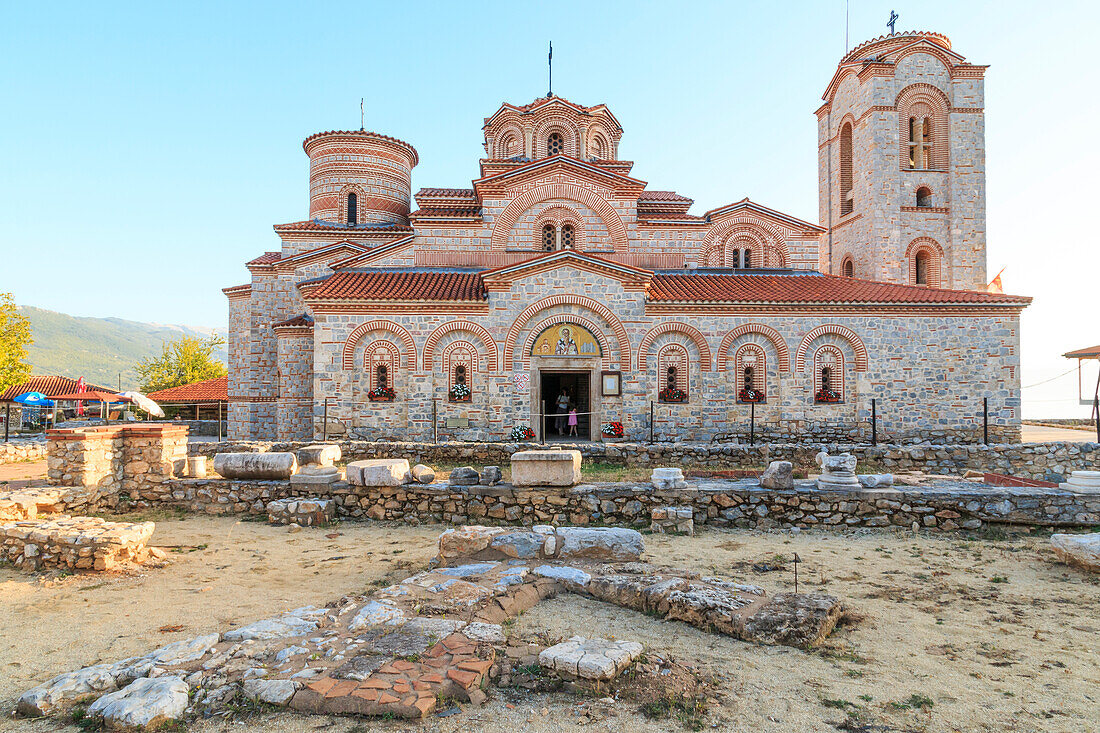 Mazedonien, Ohrid, Ohridsee, Kloster des Heiligen Panteleimon auf Plaosnik. Archäologen vermuten, dass im Kloster Studenten das glagolitische Alphabet lernten, um die Bibel ins Altkirchenslawische zu übersetzen.