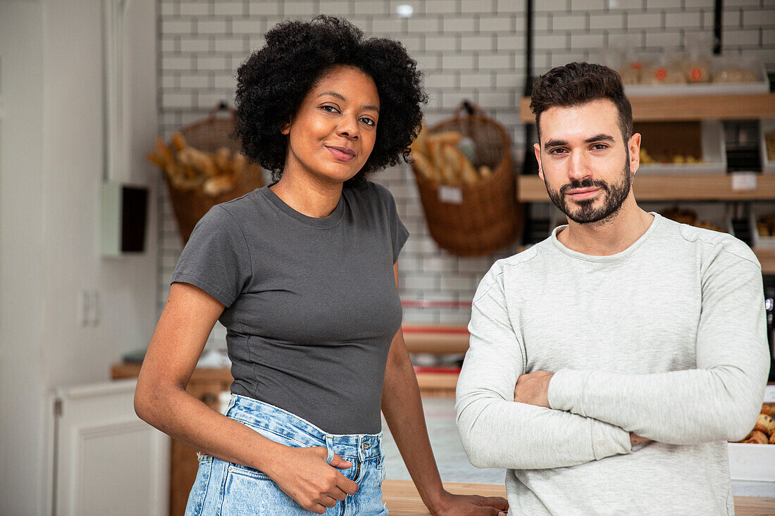 Bäckereibesitzer stehen in einem Raum und schauen in die Kamera