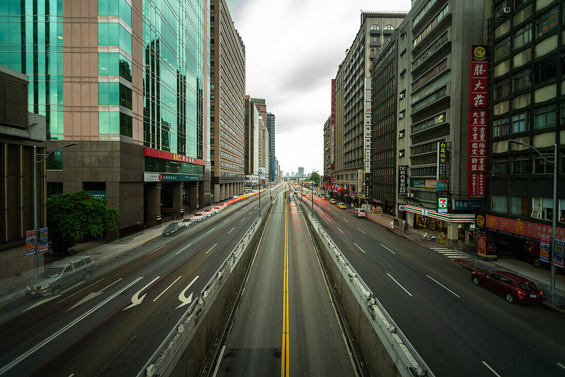 Blick auf das Stadtbild mit Fahrzeugen auf der Straße in Taiwan