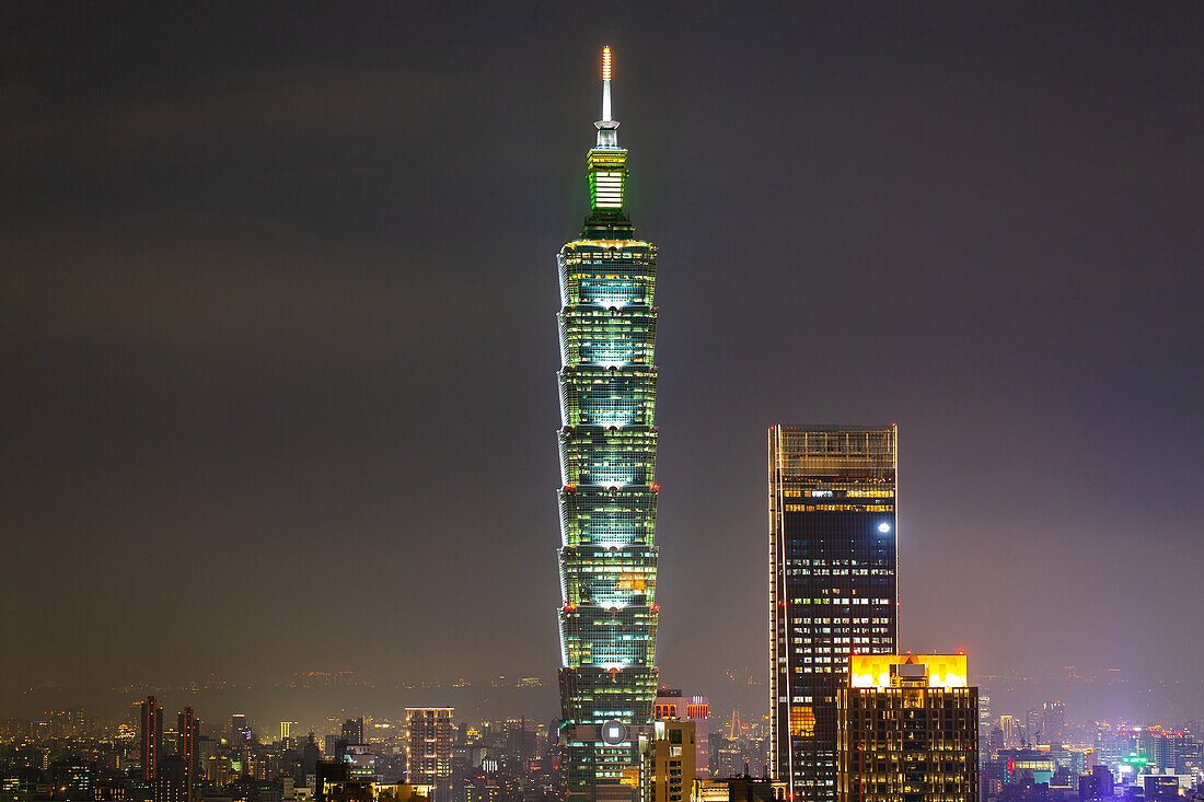 Ansicht des Taipei 101 und des Taipei Nan Shan Plaza mit modernen Gebäuden in Taiwan