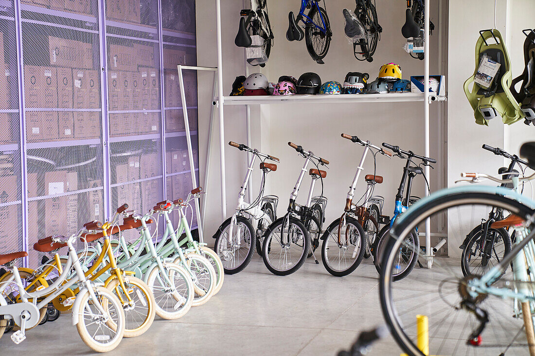 Foto des Innenraums eines Fahrradgeschäfts mit ausgestellten Fahrrädern