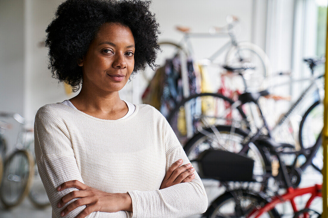 Porträt einer afroamerikanischen Fahrradladenbesitzerin in der Mitte des Bildes