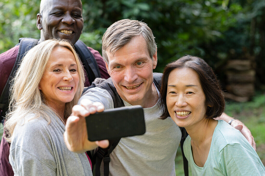 Lustige Gruppe von Freunden mittleren Alters, die ein Selfie in einem öffentlichen Park machen