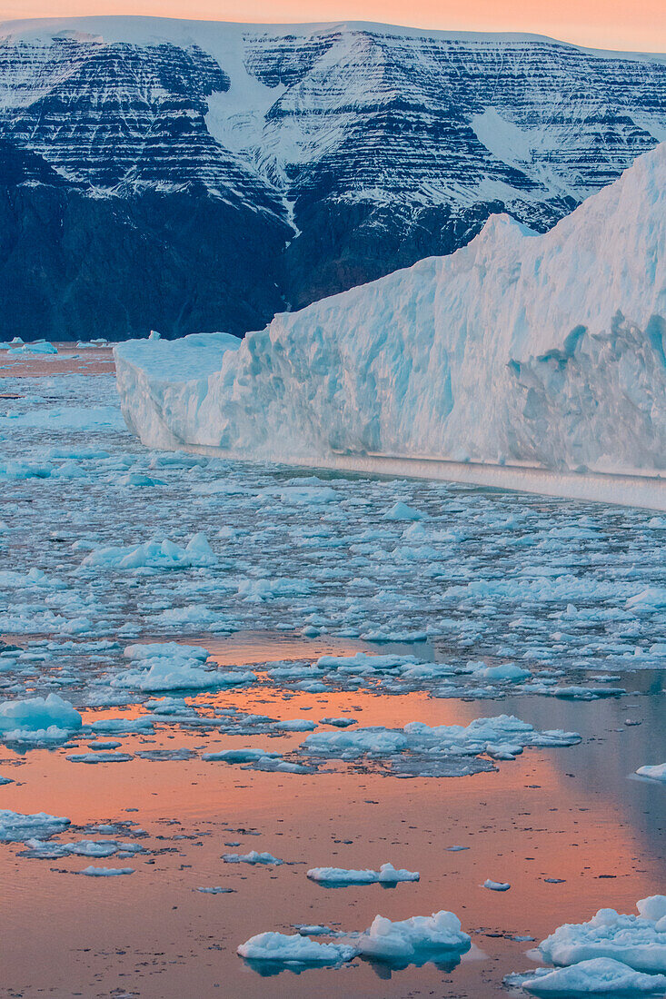 Grönland, Scoresby Sund, Gasefjord. Sonnenuntergang mit Eisbergen und Gletschereis.