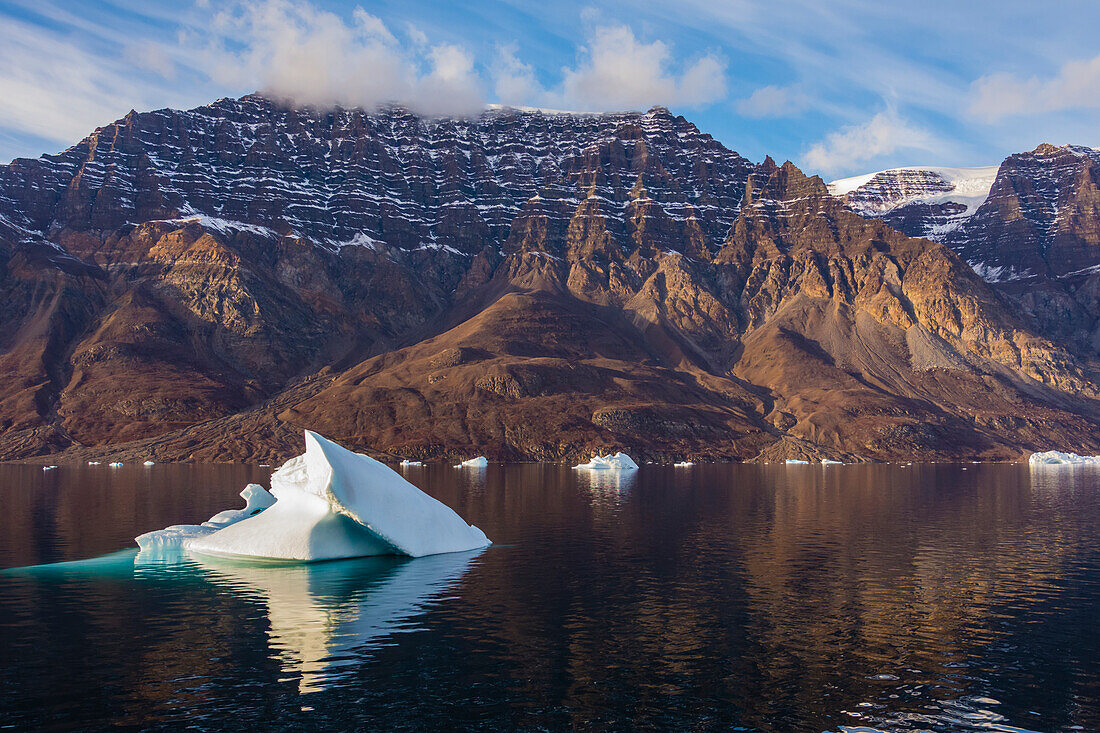 Grönland. Scoresby Sund. Milne Land. Kleine Eisberge und felsige Berge.