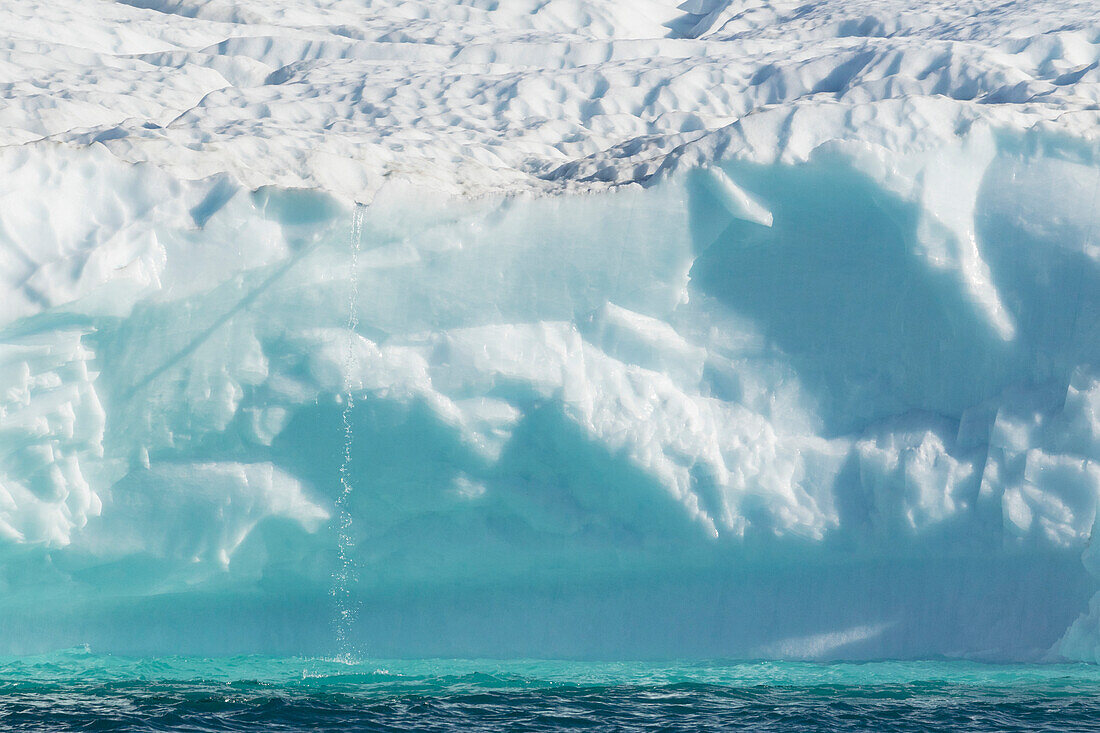 Eisberge, die in den Fjorden von Südgrönland treiben, Dänemark