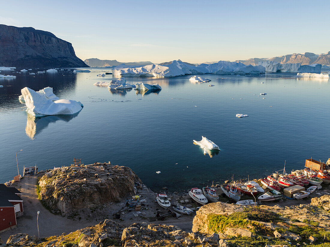 Blick auf den Fjord voller Eisberge in Richtung Nuussuaq-Halbinsel während der Mitternachtssonne.
