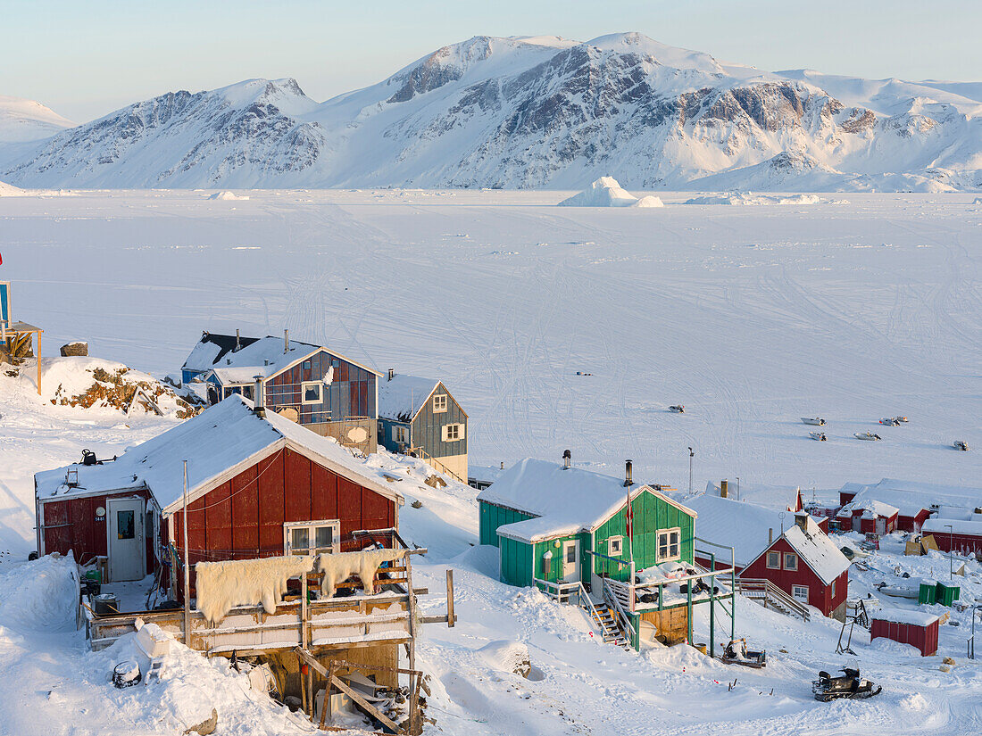 Das traditionelle und abgelegene grönländische Inuit-Dorf Kullorsuaq an der Melville-Bucht im äußersten Norden Westgrönlands, dänisches Gebiet