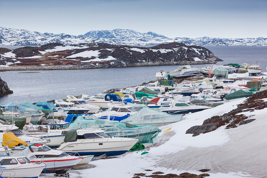 Grönland, Nuuk, kleine Boote unter Schnee