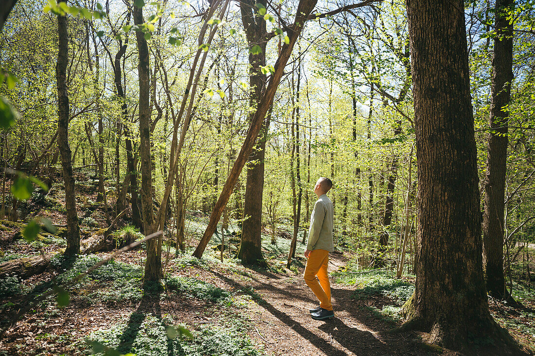 Frau im Wald stehend