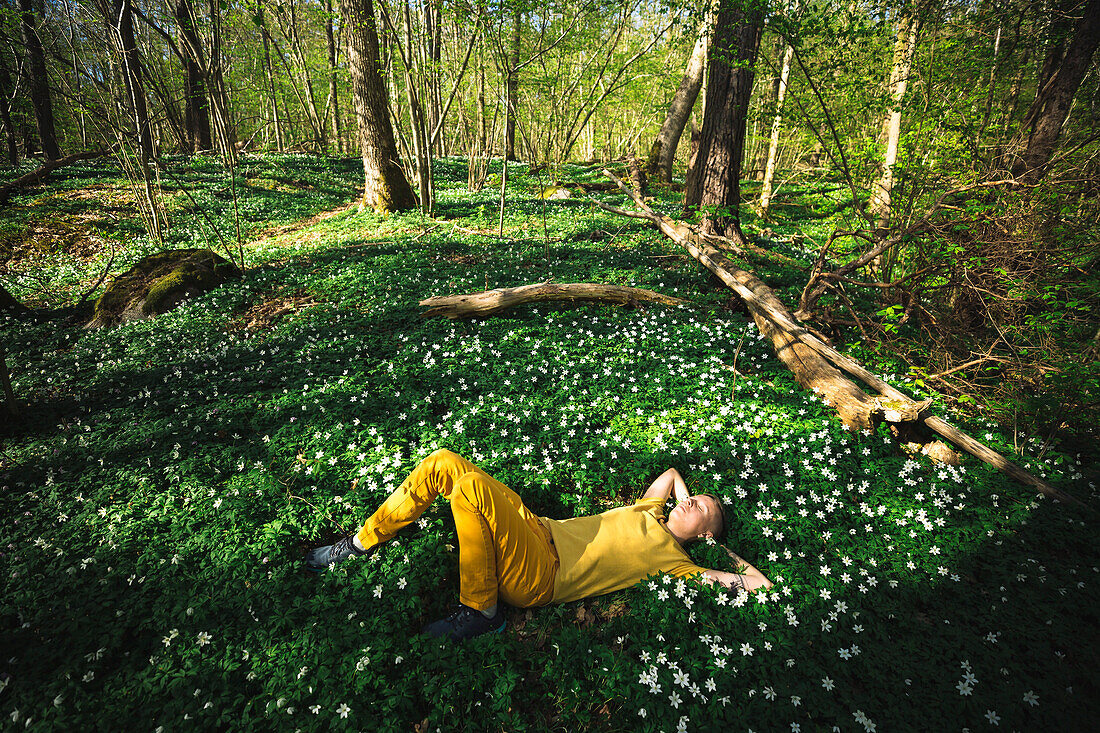 Frau entspannt im Wald