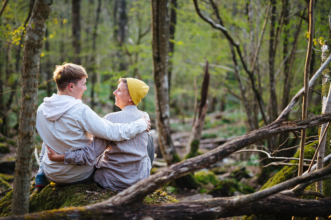 Glückliches weibliches Paar im Wald