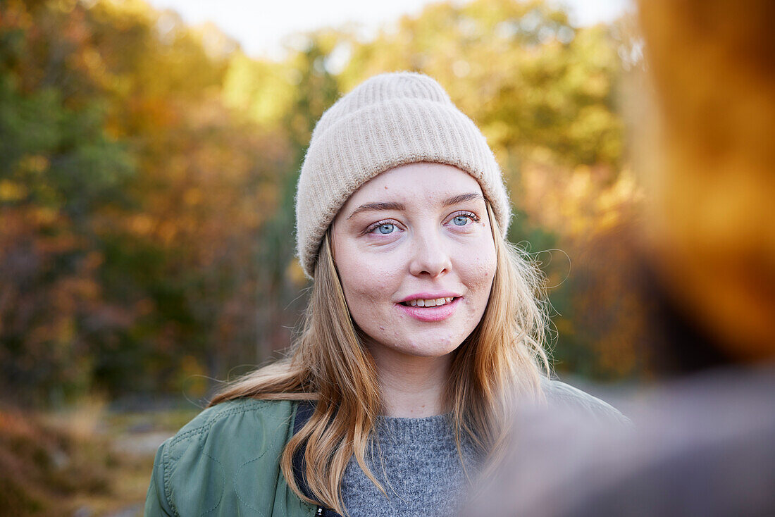 Frau in Herbstlandschaft