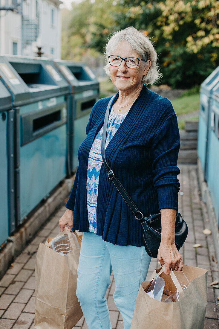 Frau recycelt Müll