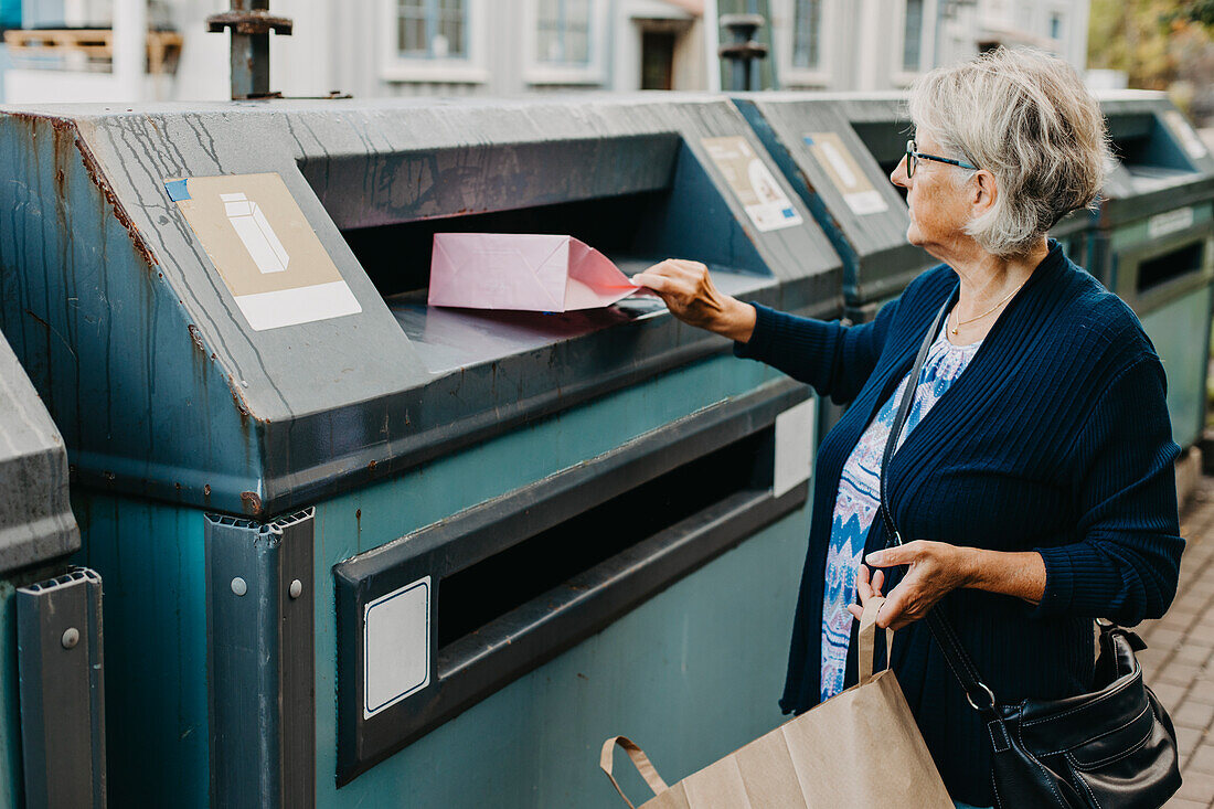 Frau recycelt Müll