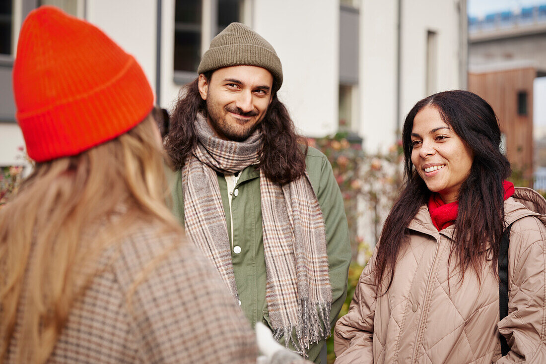 Lächelnde Freunde, die miteinander reden