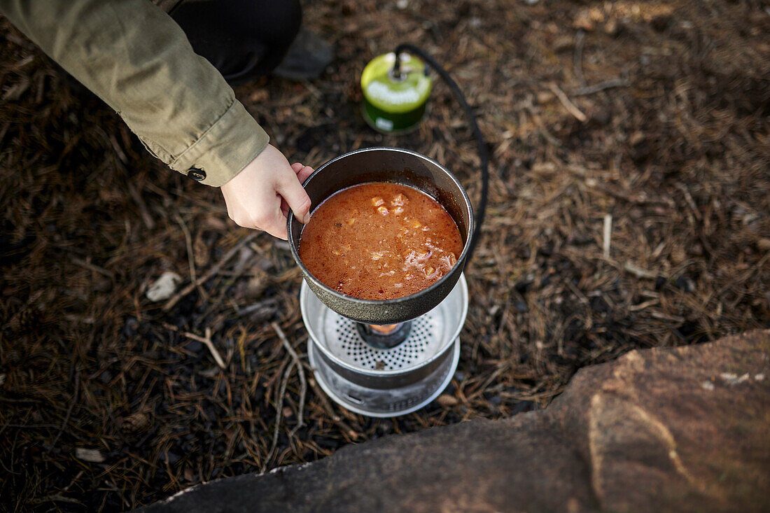 Erhitzen von Lebensmitteln auf dem Campingkocher