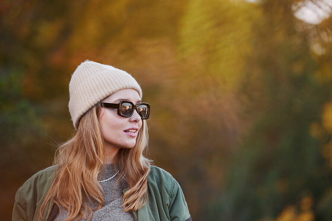 Frau mit Sonnenbrille schaut weg