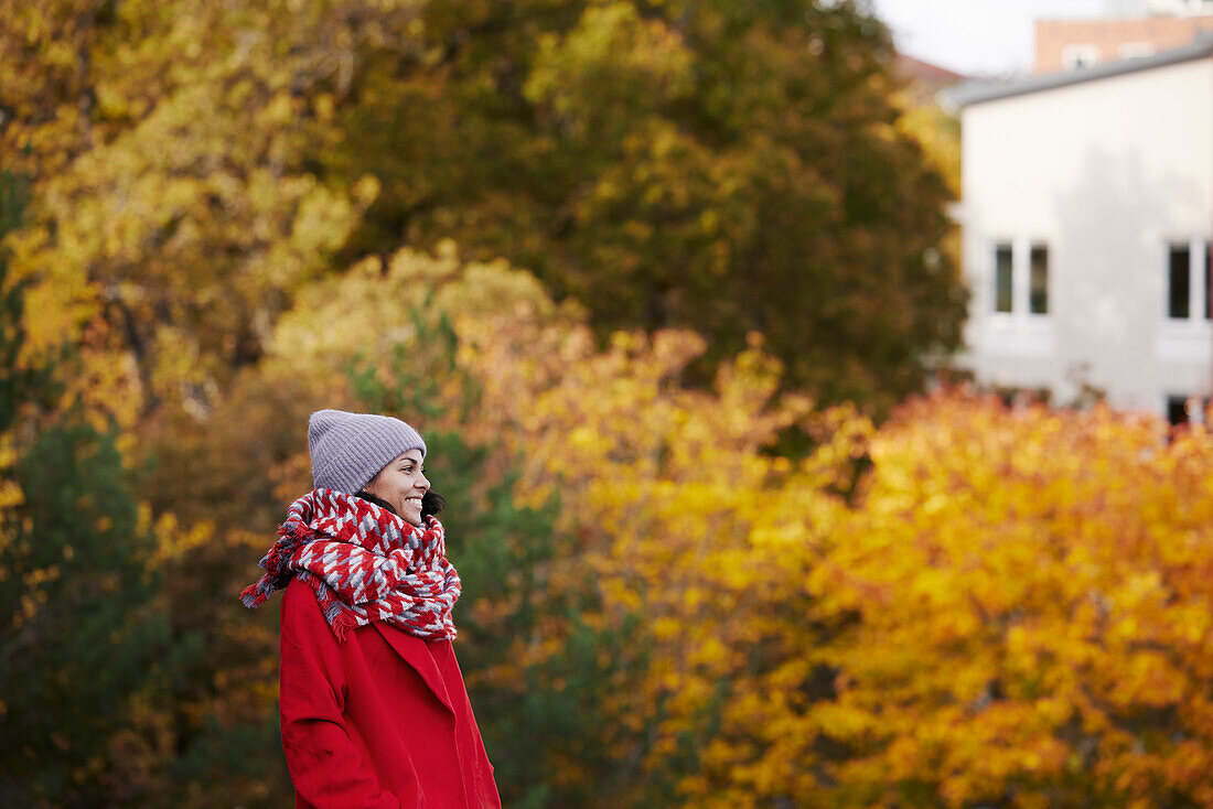 Lächelnde Frau blickt weg