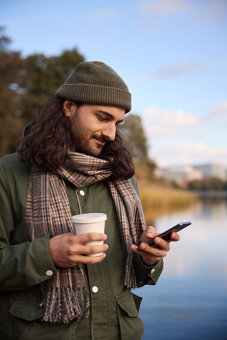 Mann benutzt ein Mobiltelefon