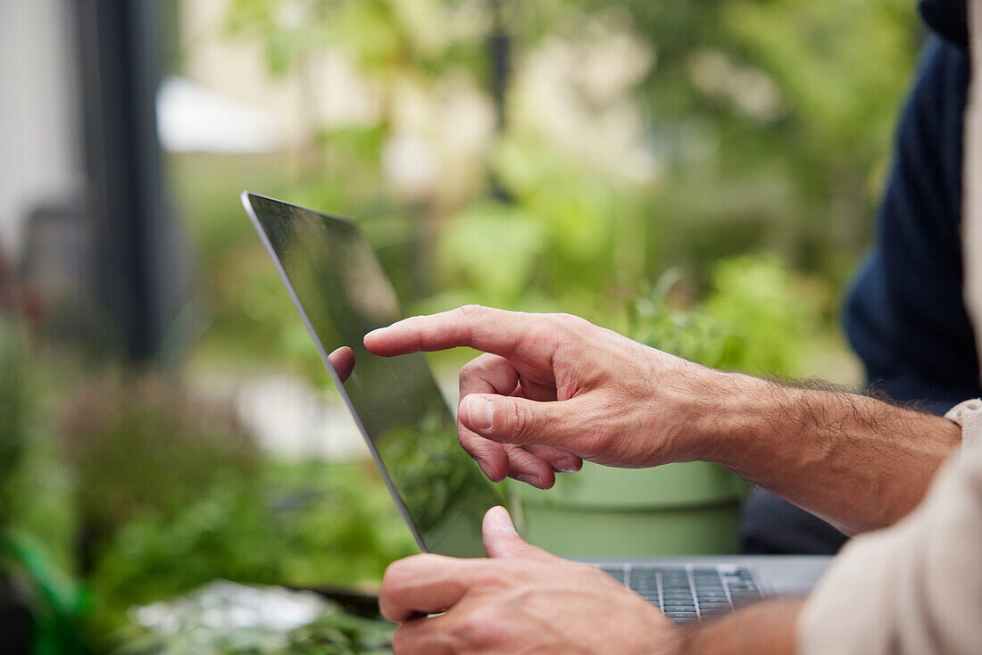 Die Hand zeigt auf den Laptop-Bildschirm