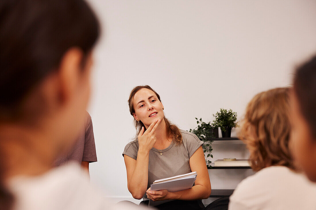 Lehrerin und Kinder in der Klasse