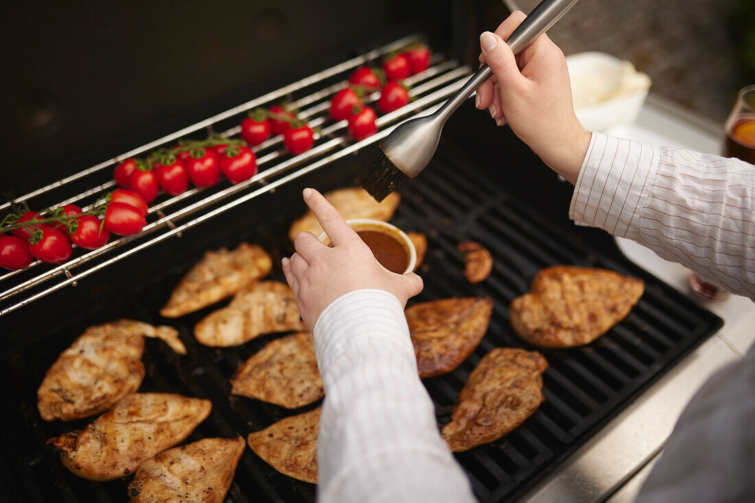 Fleisch mit Marinade bestreichen