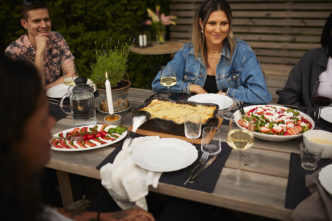 Freunde beim Essen im Garten