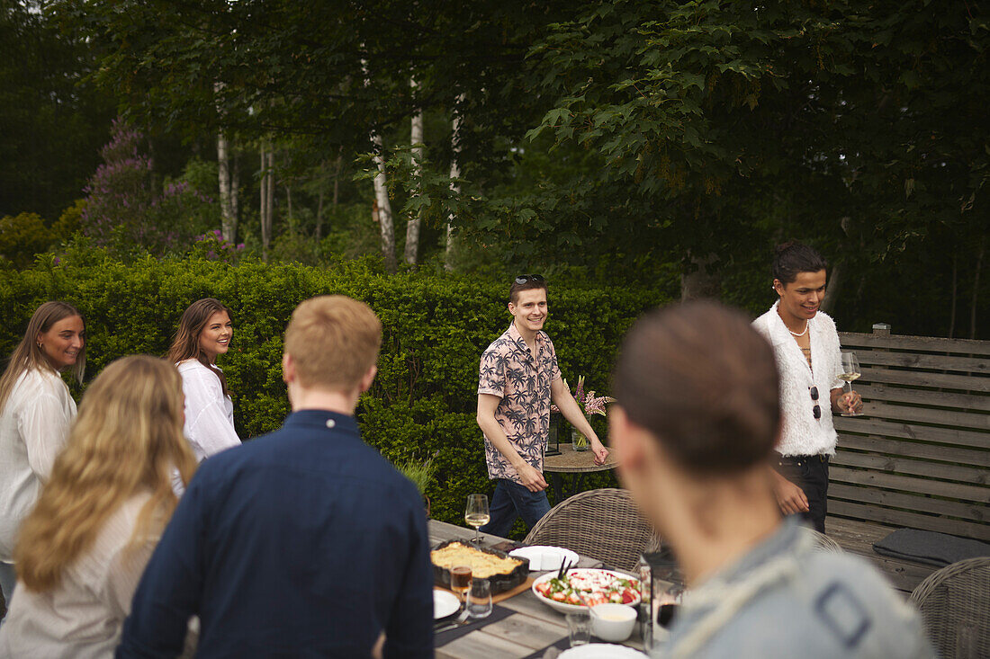 Freunde beim Essen im Garten