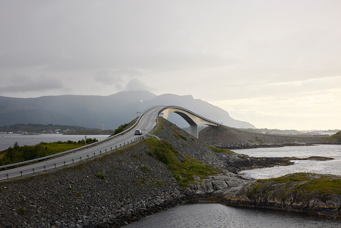 Blick auf eine Brücke über das Wasser