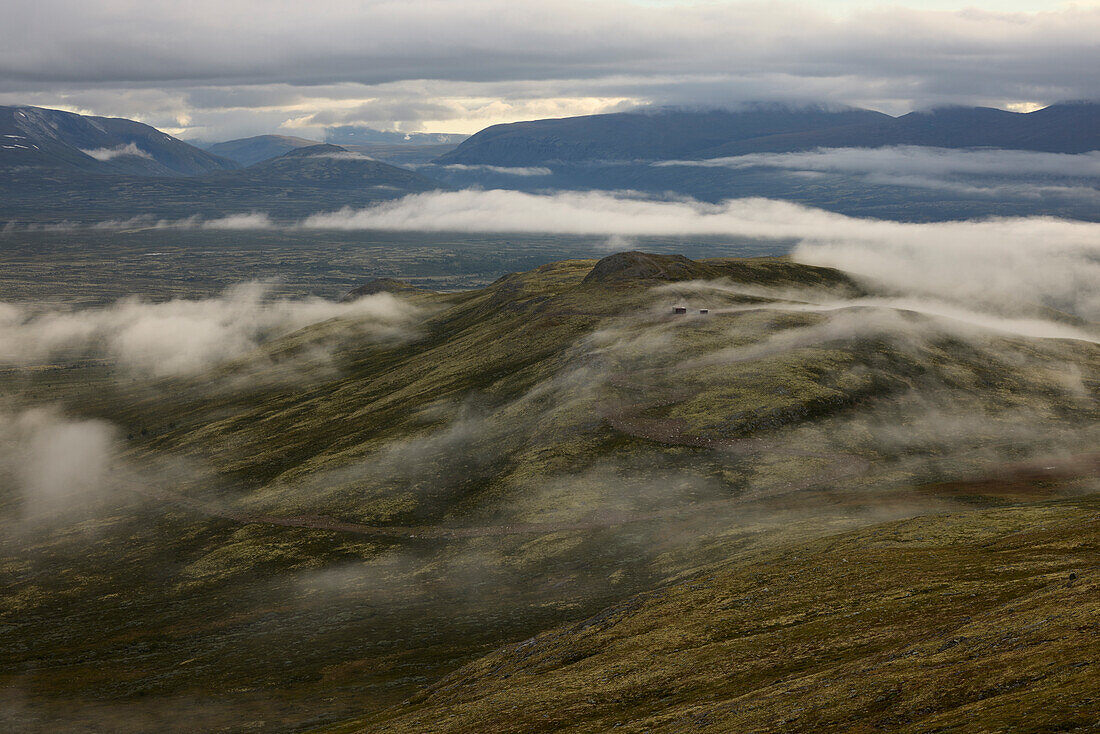 Blick auf neblige Berge